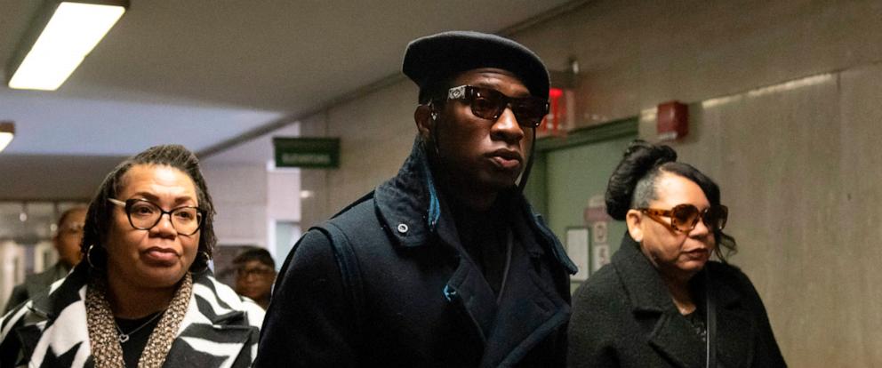 PHOTO: Jonathan Majors, center, arrives at court for a trial on his domestic violence case, Dec. 4, 2023, in New York.