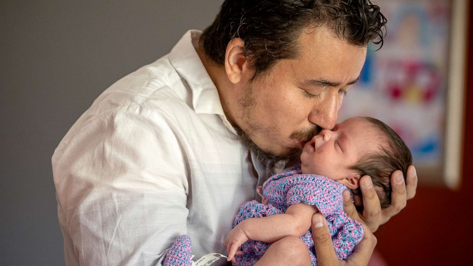 PHOTO: Juan Duran-Gutierrez kisses his newborn baby girl Andrea for the first time in his home after bringing her home from North Memorial Hospital, Aug. 5, 2020, in Brooklyn Center, Minn.