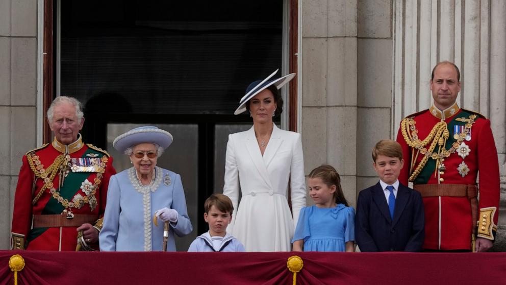 PHOTO: Camilla Duchess of Cornwall, Prince Charles, Queen Elizabeth II, Prince Louis, Kate, Duchess of Cambridge, Princess Charlotte, Prince George and Prince William at Buckingham Palace during Platinum Jubilee ceebrations in London, June 2, 2022.