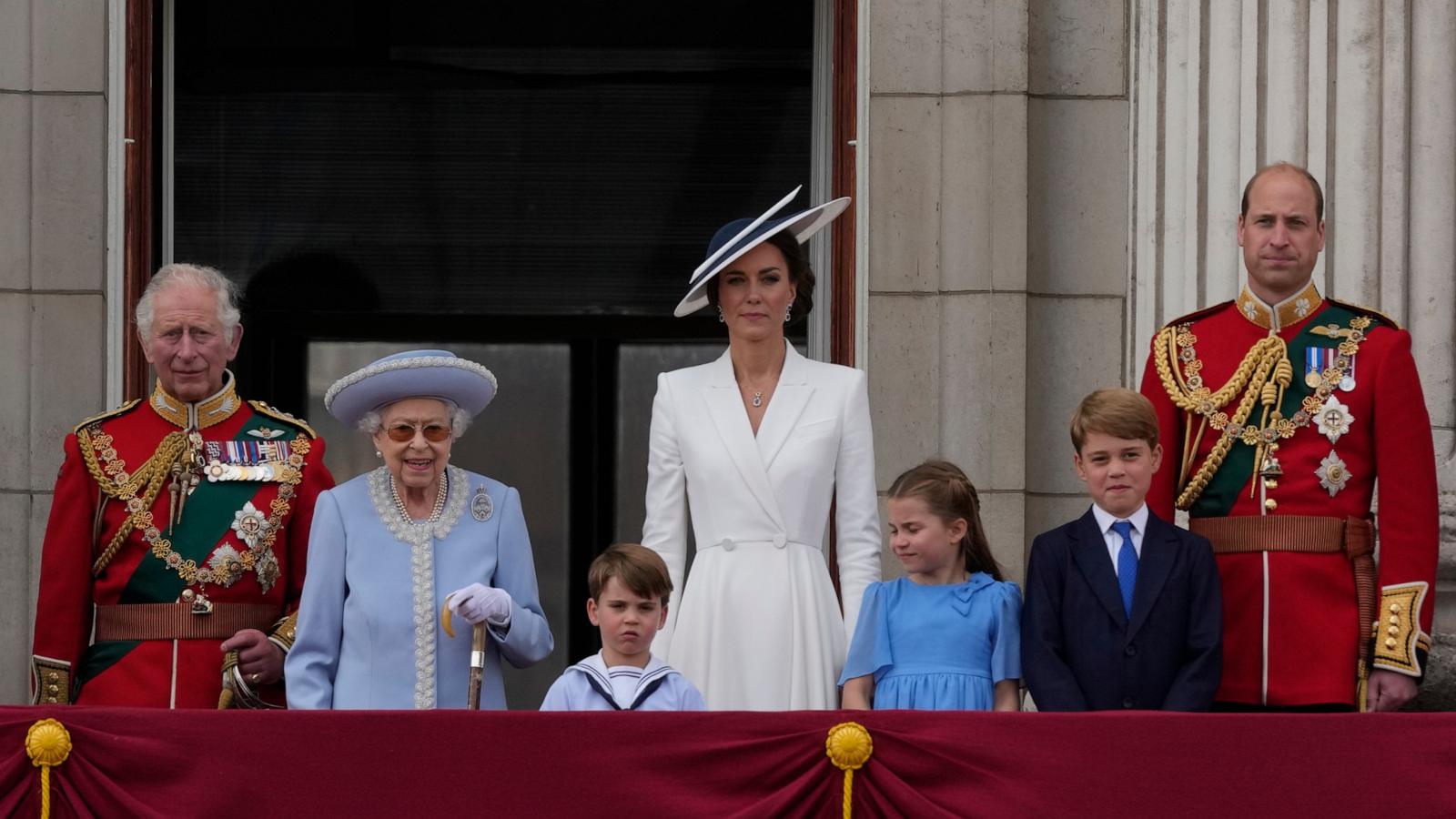 PHOTO: Camilla Duchess of Cornwall, Prince Charles, Queen Elizabeth II, Prince Louis, Kate, Duchess of Cambridge, Princess Charlotte, Prince George and Prince William at Buckingham Palace during Platinum Jubilee ceebrations in London, June 2, 2022.