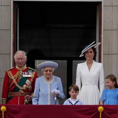 PHOTO: Camilla Duchess of Cornwall, Prince Charles, Queen Elizabeth II, Prince Louis, Kate, Duchess of Cambridge, Princess Charlotte, Prince George and Prince William at Buckingham Palace during Platinum Jubilee ceebrations in London, June 2, 2022.