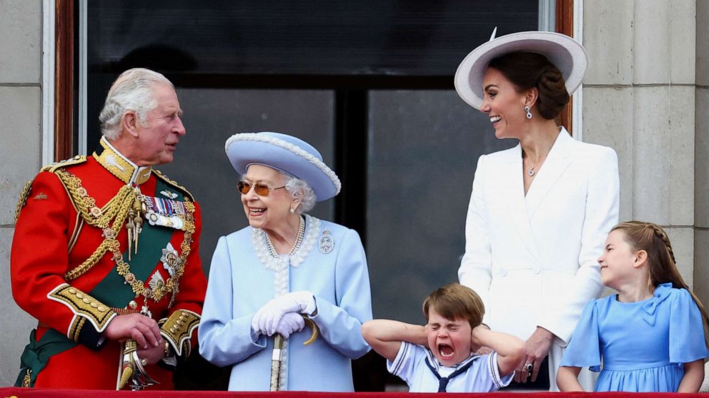 PHOTO: Queen Elizabeth, Prince Charles and Catherine, Duchess of Cambridge, along with Princess Charlotte and Prince Louis appear on the balcony of Buckingham Palace in London, June 2, 2022.