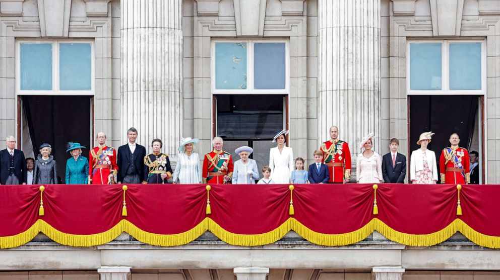 PHOTO: The Royal family on the balcony of Buckingham Palace watch the RAF flypast during the Trooping the Color parade on June 2, 2022 in London.