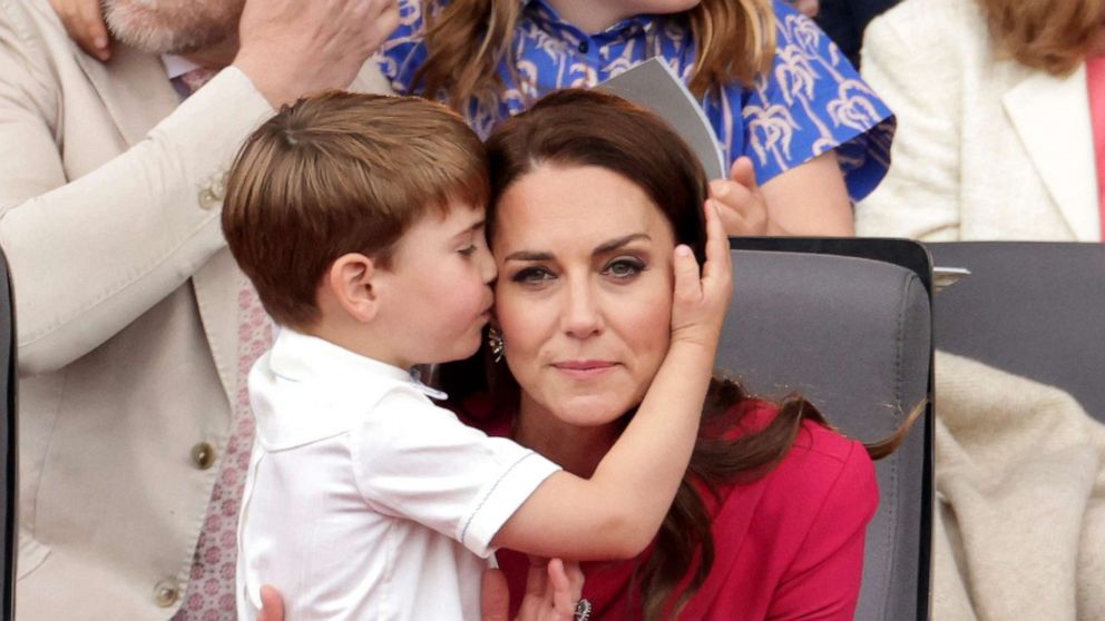 PHOTO: Catherine, Duchess of Cambridge hugs Prince Louis of Cambridge during the Platinum Pageant, June 5, 2022 in London.