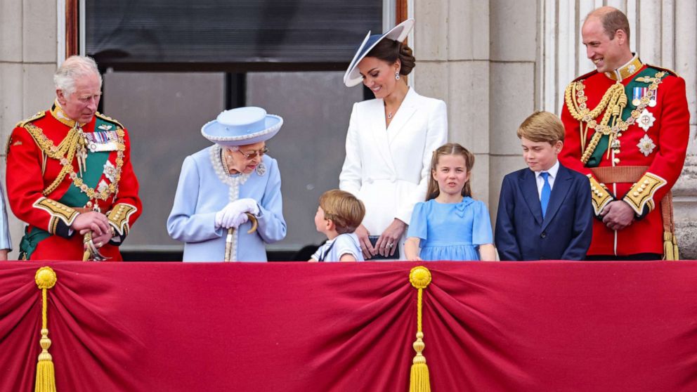 PHOTO: Prince Charles, Queen Elizabeth II, Prince Louis, Catherine, Duchess of Cambridge, Princess Charlotte, Prince George and Prince William on the balcony of Buckingham Palace during the Trooping the Color parade on June 2, 2022 in London.