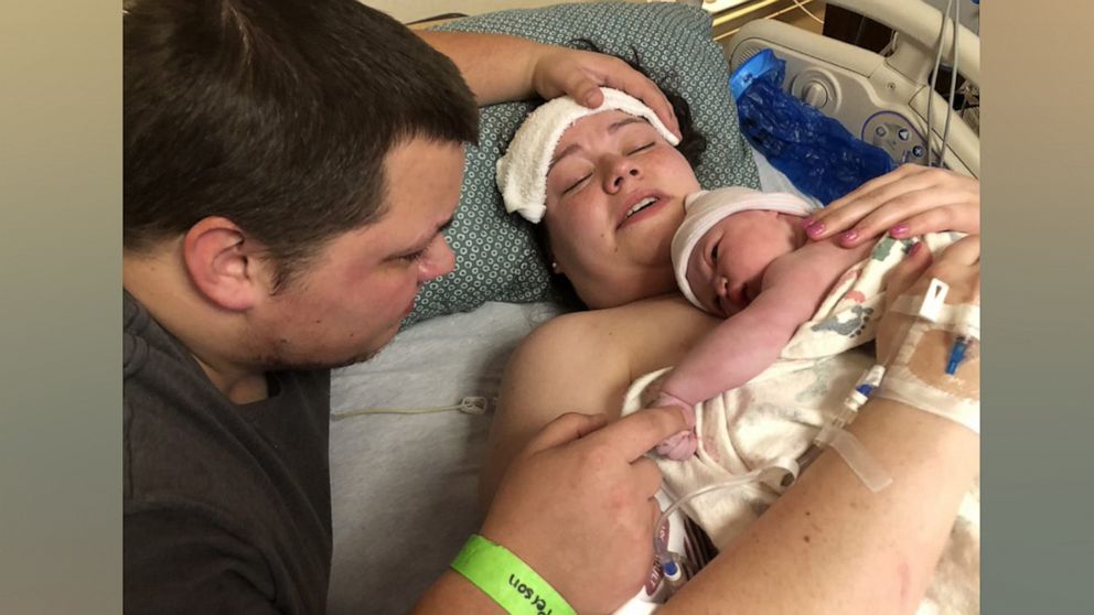 hout Zware vrachtwagen Verplaatsing Parents welcome 'miracle' baby girl born on 2/22/22 at 2:22 a.m. - Good  Morning America
