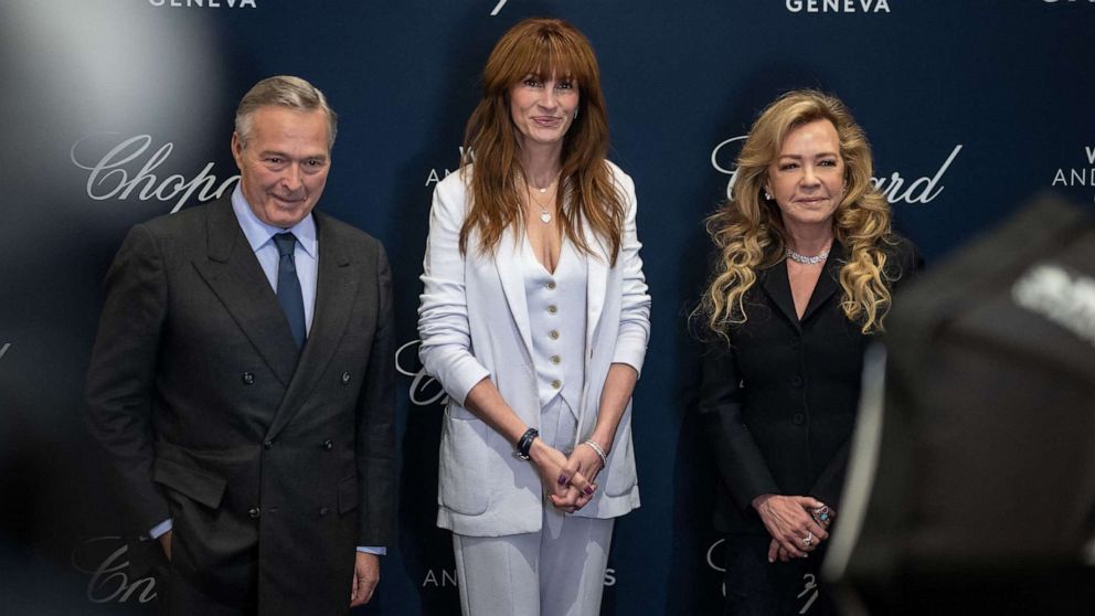 PHOTO: Julia Roberts (C) poses next to German Chopard co-presidents Karl-Friedrich Scheufele (L) and Caroline Scheufele (R) during a photo call at the opening day of luxury watch fair Watches and Wonders, March 27, 2023, in Geneva.
