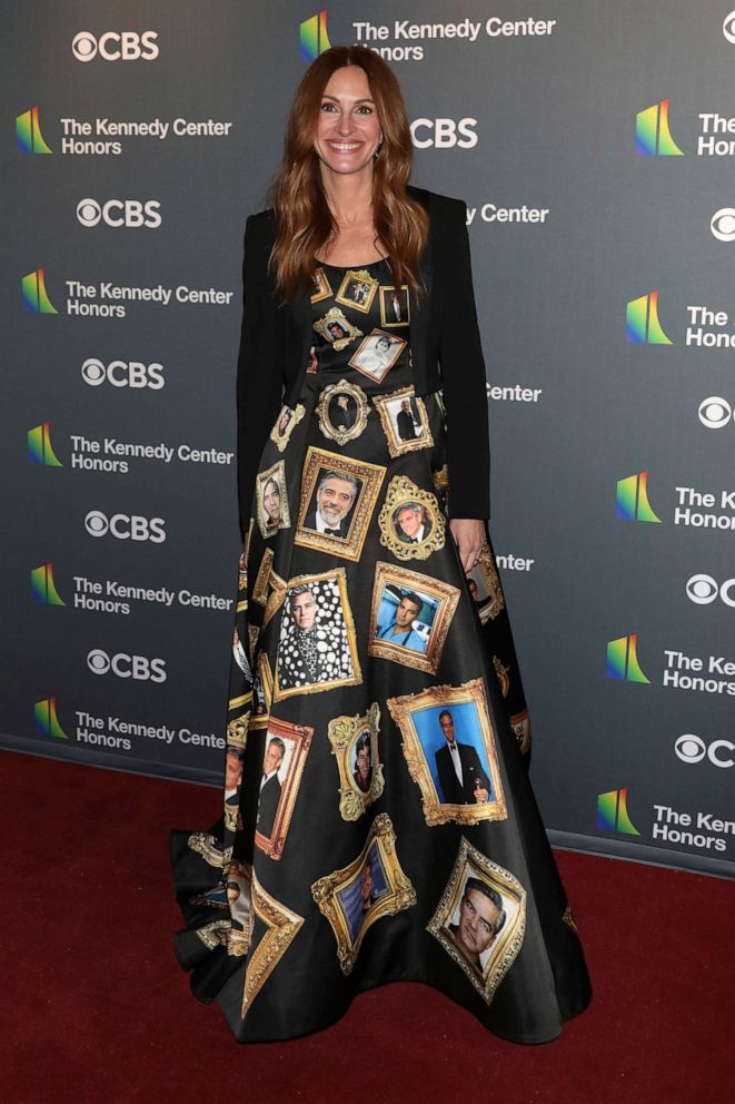 PHOTO: Julia Roberts arrives at the Kennedy Center Honors, Dec. 4, 2022, at The Kennedy Center in Washington.