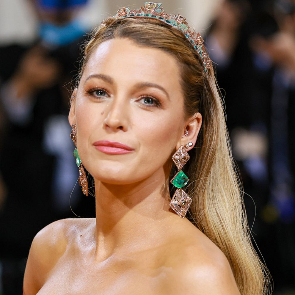 Blake Lively, Justin Baldoni to star in 'It Ends With Us' movie, Colleen  Hoover confirms