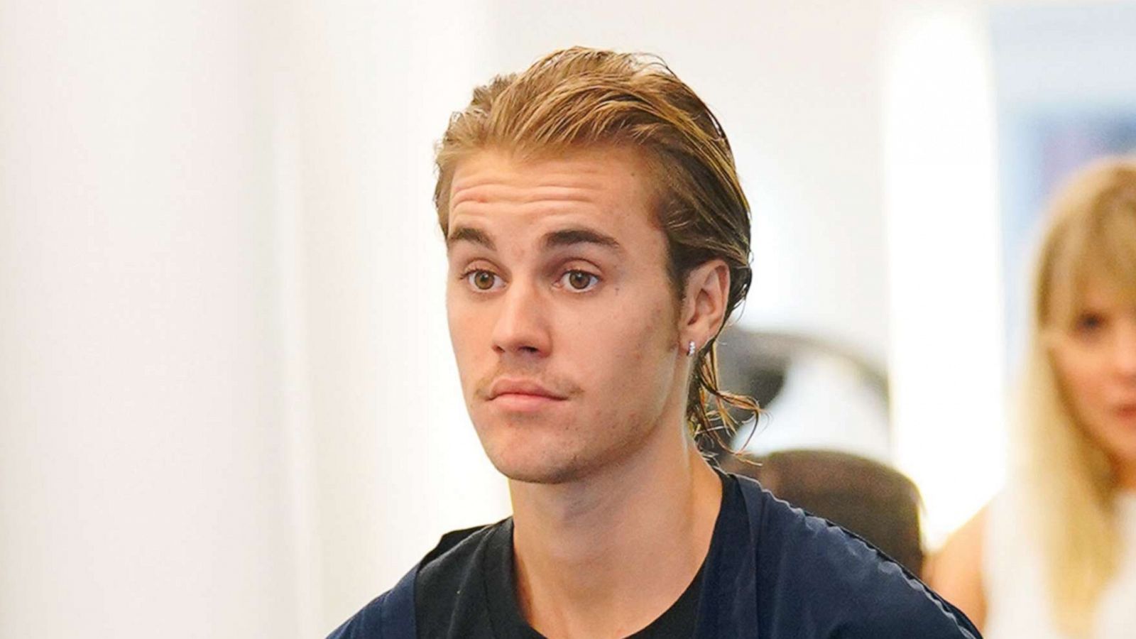 PHOTO: Justin Bieber gets his hair cut at a salon in New York, Aug. 8, 2018.