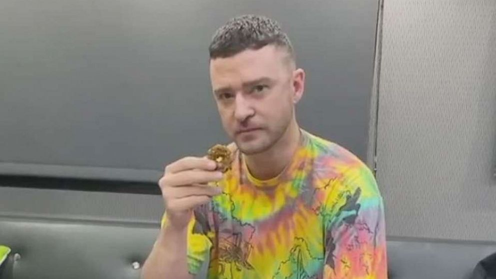 PHOTO: Justin Timberlake taste tests Girl Scout Cookies and reveals his favorite.