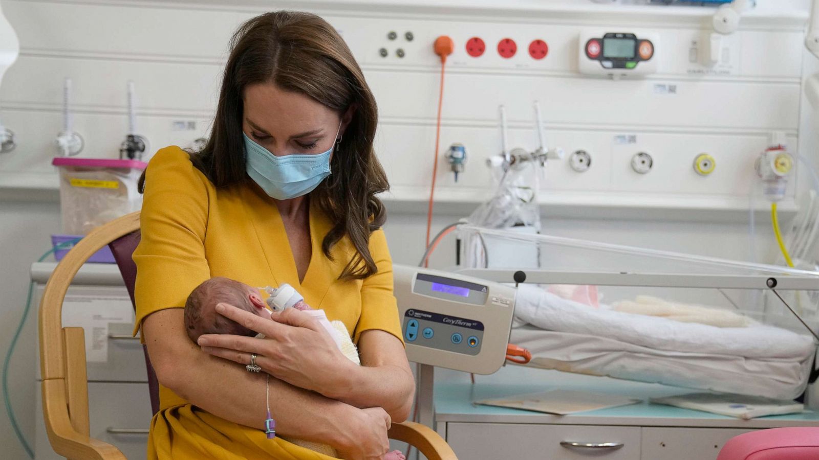 PHOTO: Kate, the Princess of Wales, cradles baby Bianca as she speaks to her mother Sylvia Novak, during a visit to the Royal Surrey County Hospital's maternity unit, in Guilford, England, Oct. 5, 2022.