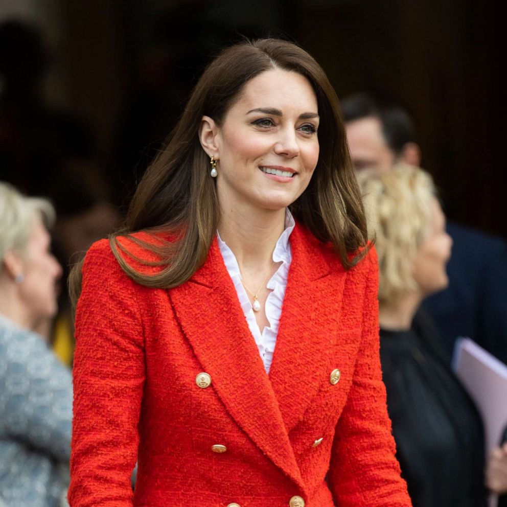 thee stap Panorama Duchess Kate Middleton arrives to Denmark wearing a regal red Zara blazer;  how to get the look - Good Morning America