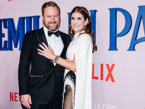 For nylig Generalife gruppe Kate Walsh dazzles with fiance Andrew Nixon on 'Emily in Paris' red carpets  - Good Morning America
