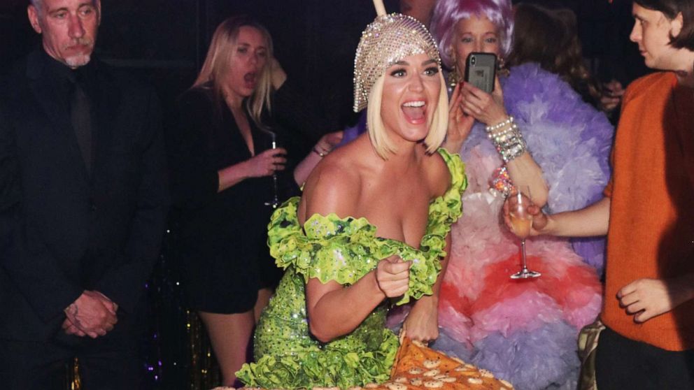 After chandelier dress, Katy Perry 'Roars' in hamburger outfit at 2019 Met  Gala - Good Morning America