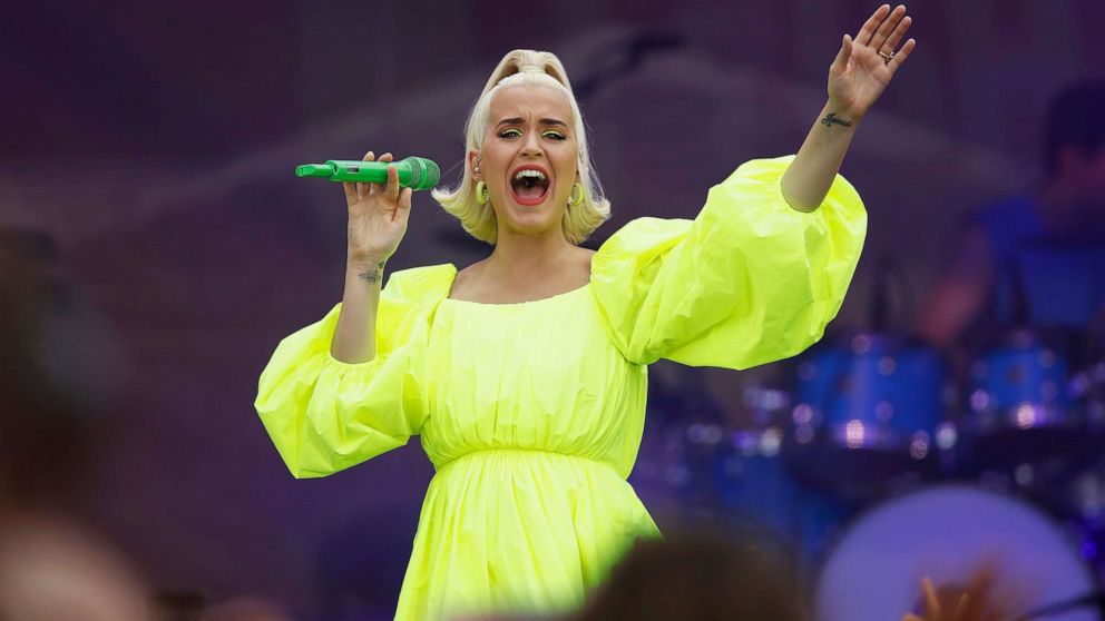 VIDEO: Katy Perry shows off her baby bump in Melbourne