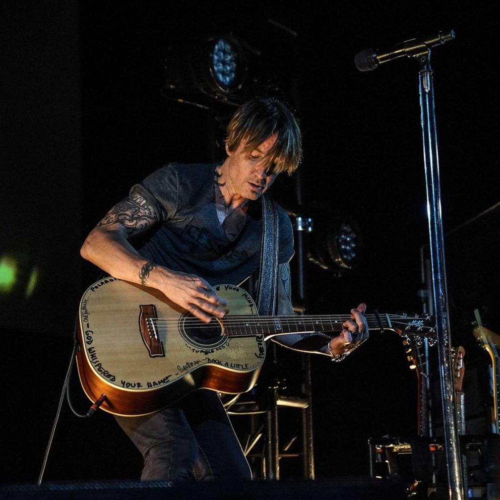 VIDEO: Keith Urban surprised health care workers with a concert at the drive-in 