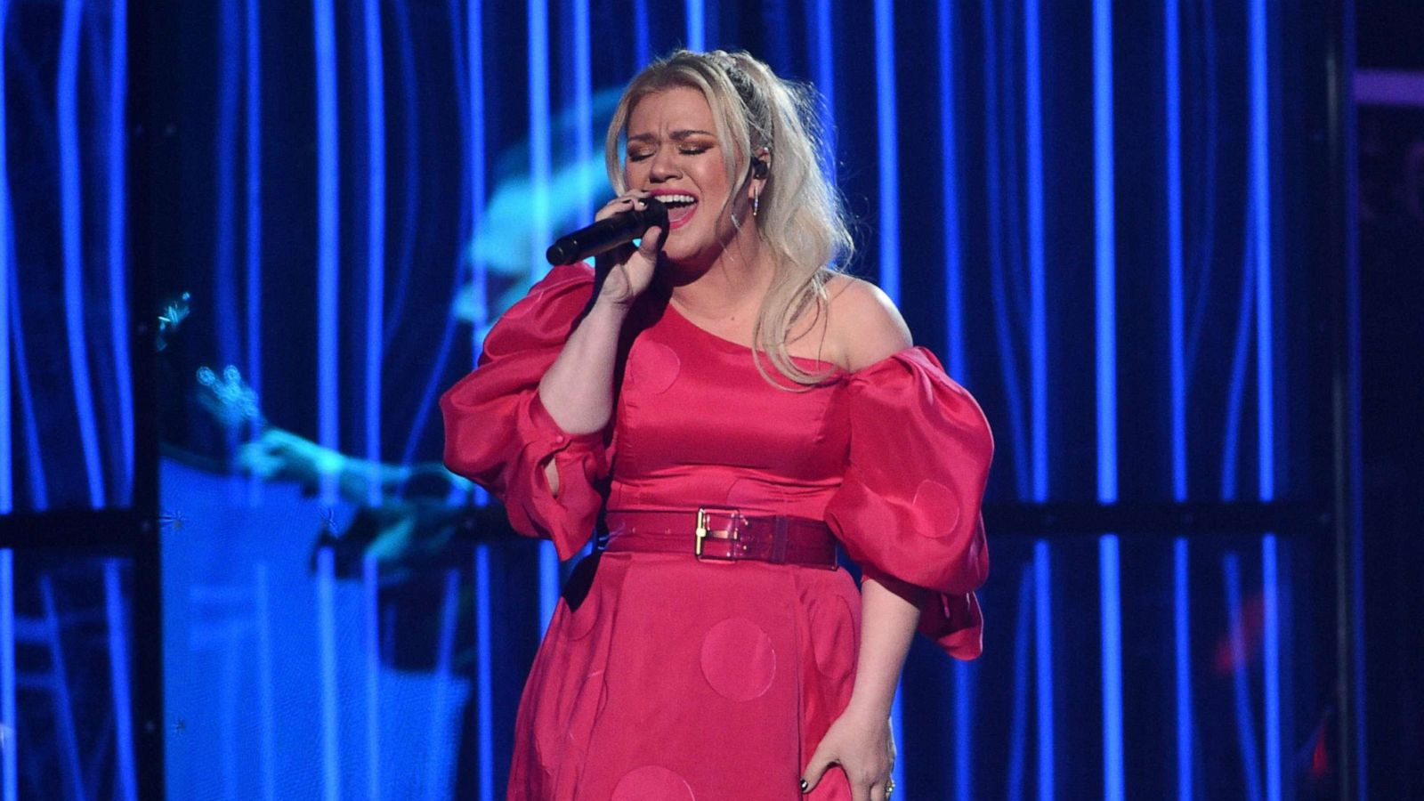 PHOTO: Kelly Clarkson performs "Broken & Beautiful" at the Billboard Music Awards, May 1, 2019, at the MGM Grand Garden Arena in Las Vegas.