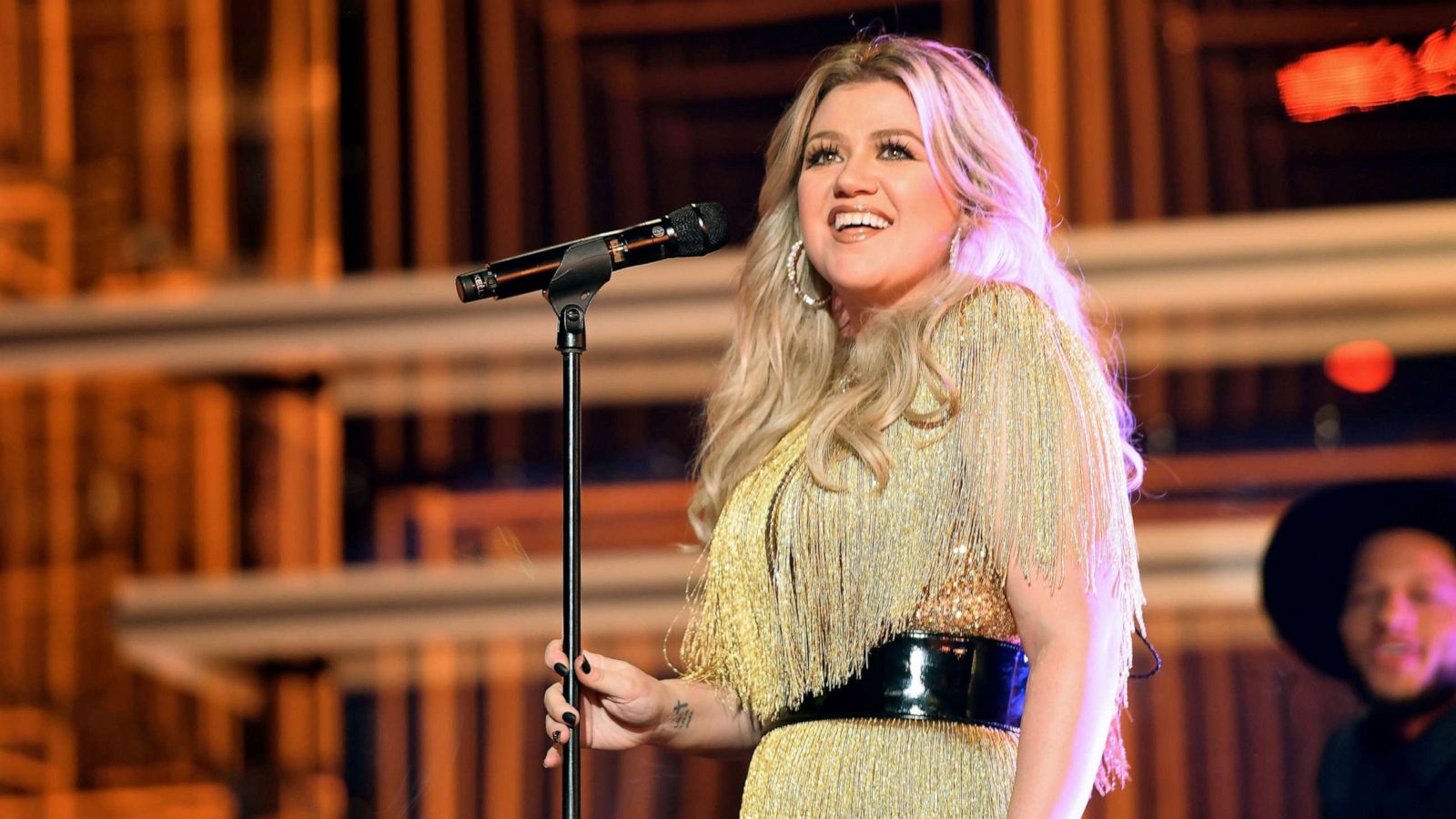 PHOTO: Host Kelly Clarkson performs onstage at the 2018 Billboard Music Awards at MGM Grand Garden Arena on May 20, 2018, in Las Vegas.