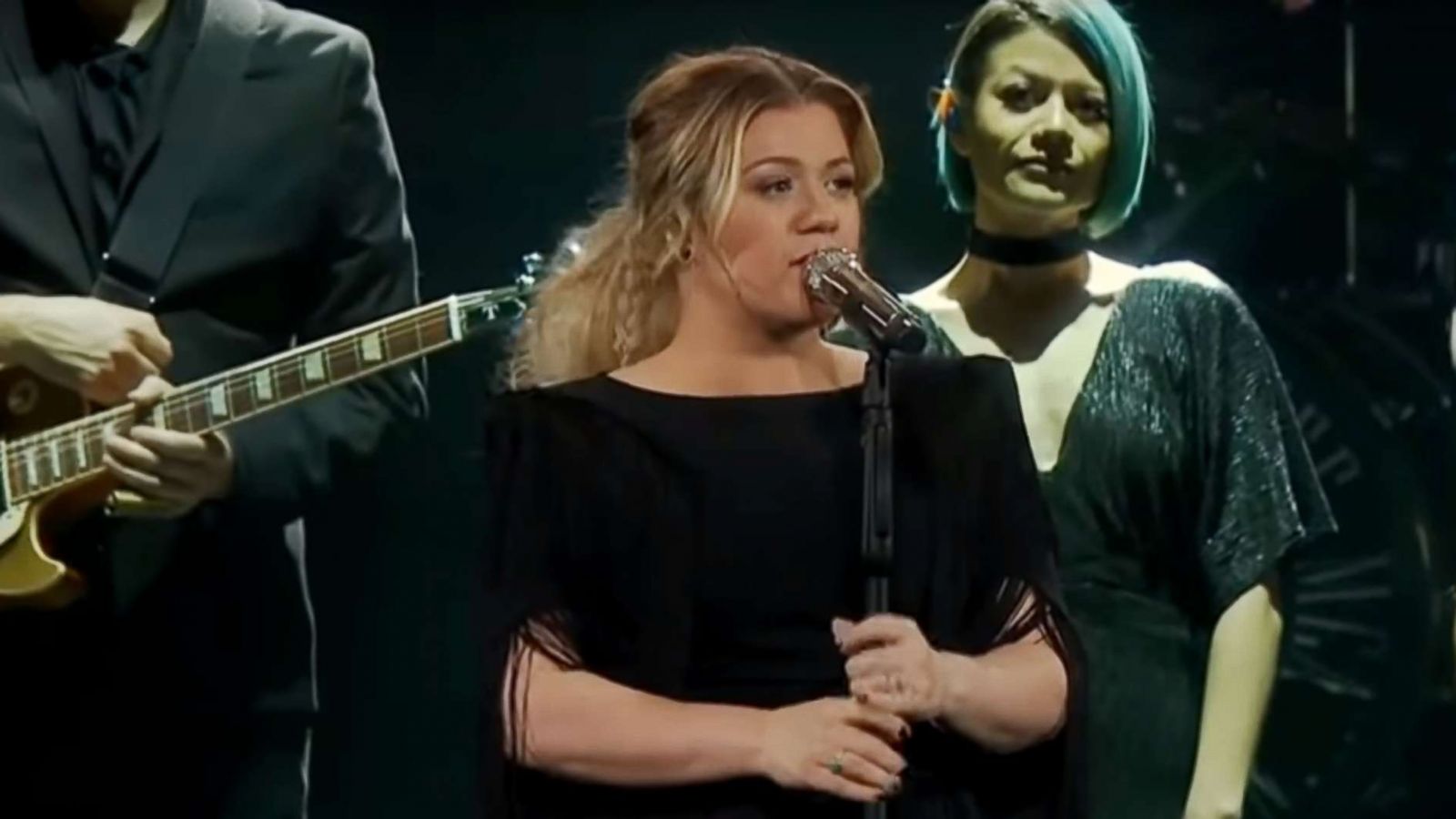 PHOTO: Kelly Clarkson performs a cover of "Shallow" in this image made from video.