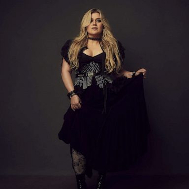 Kelly Clarkson lanza nuevos y conmovedores sencillos “me” y “mine”: escúchalos aquí