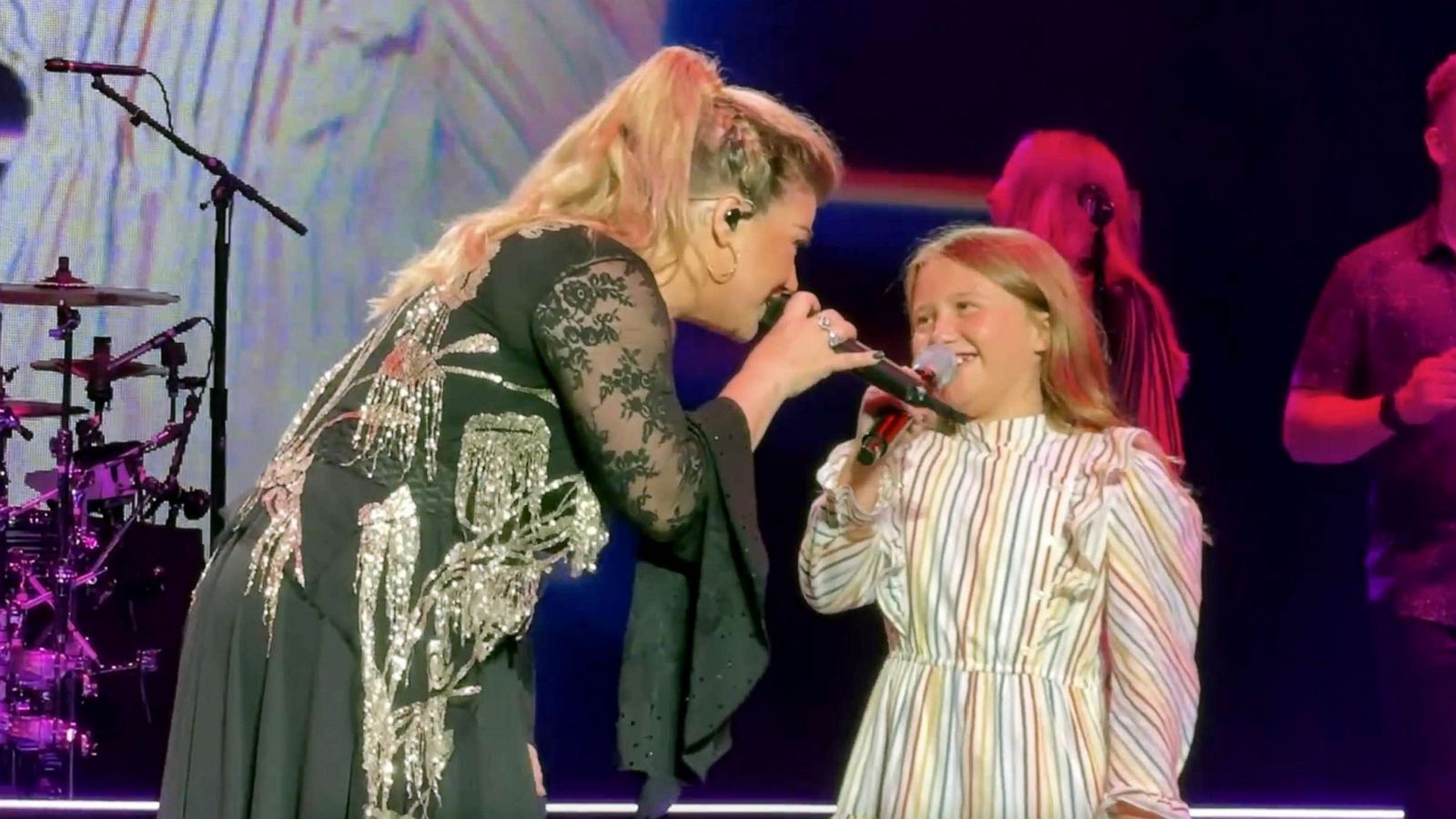 PHOTO: Kelly Clarkson sings with her daughter River Rose at her Las Vegas residency, Aug. 18, 2023.