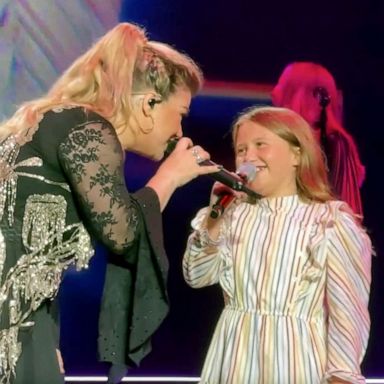 Kelly Clarkson duets with her daughter at Las Vegas residency show - ABC News