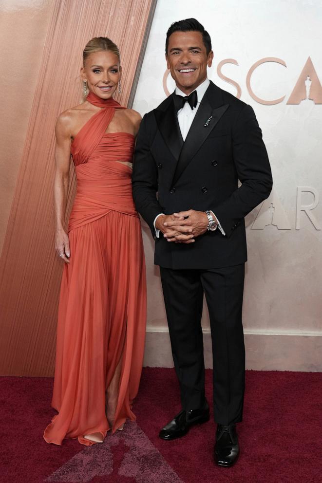 PHOTO: Kelly Ripa and Mark Consuelos arrive at the Oscars, Mar. 2, 2025, at the Dolby Theatre in Los Angeles.