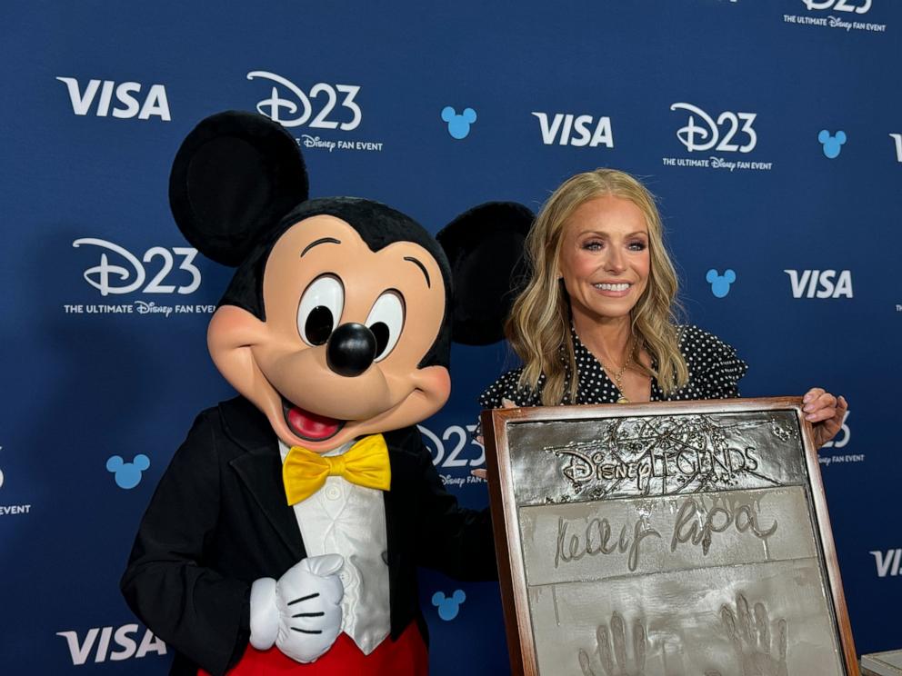 PHOTO: Kelly Ripa at the Disney Legends Awards Ceremony on Aug. 11, 2024 at the Honda Center in Anaheim, Calif.