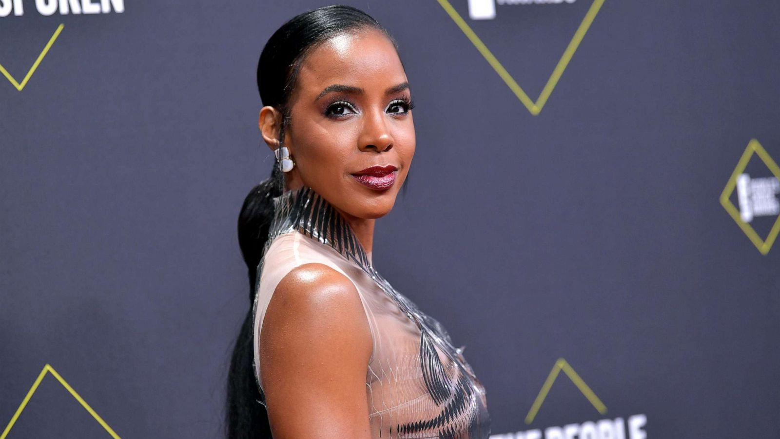 PHOTO: Kelly Rowland arrives to the 2019 E! People's Choice Awards held at the Barker Hangar on Nov. 10, 2019.