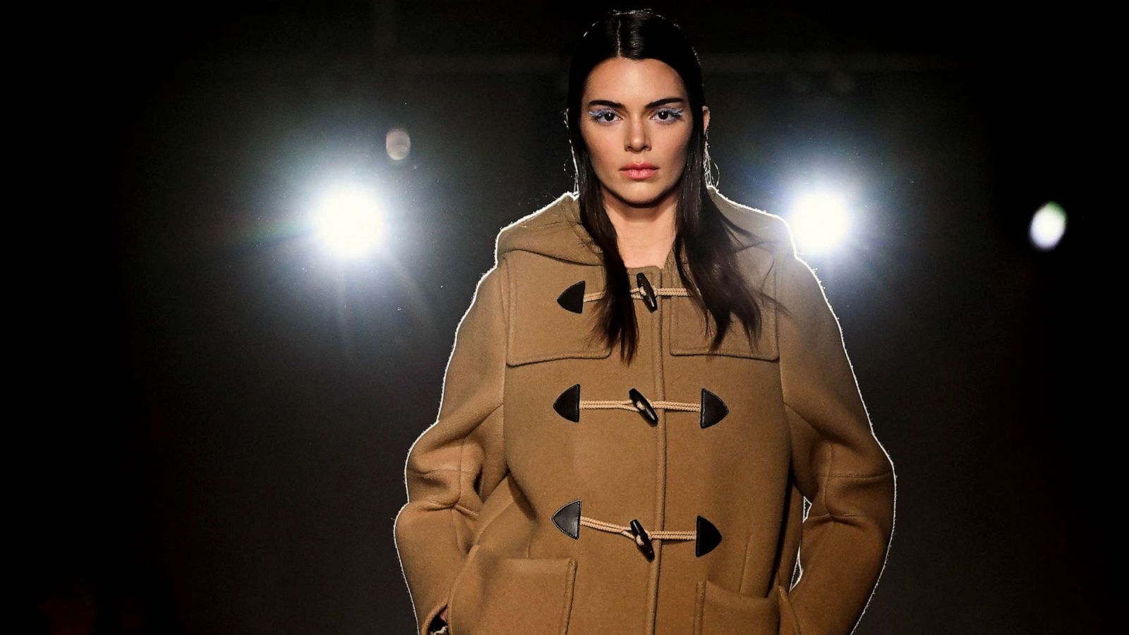 21 on X: Kendall Jenner walks the runway during the Versace Fall/Winter  2023 fashion show.  / X