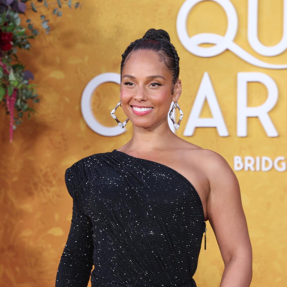 VIDEO: Alicia Keys shows off her painting skills 