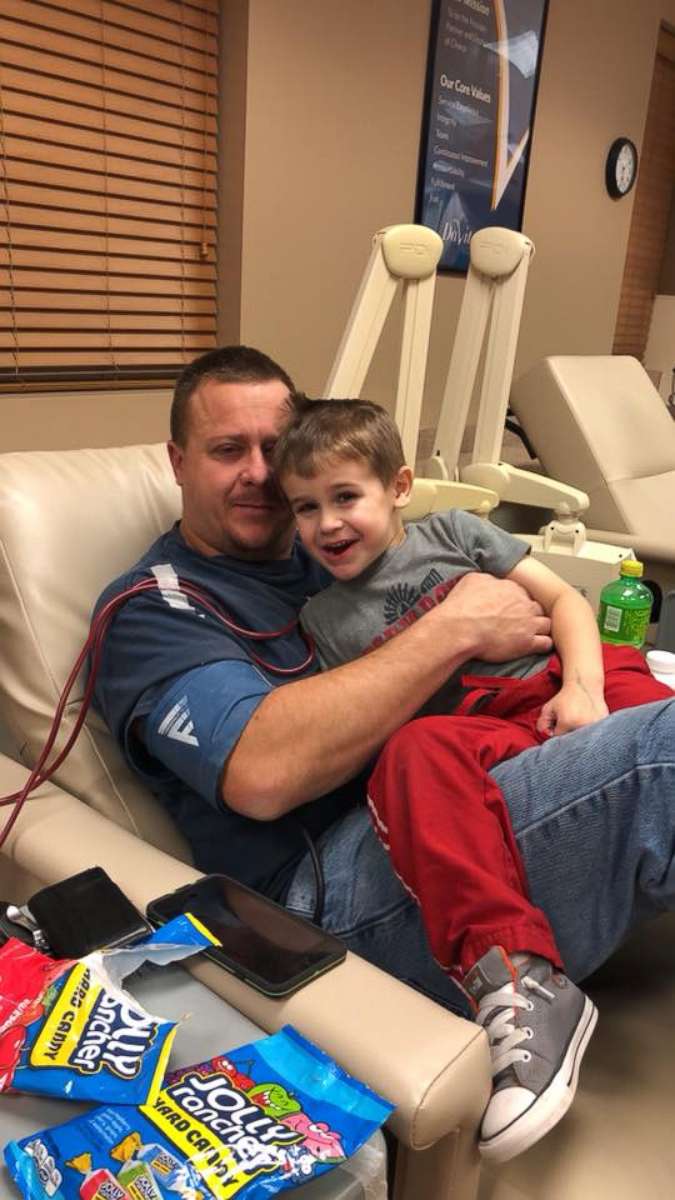PHOTO: Ryan Armistead, 33, is photographed with his son, Gregory Armistead, 5, in a Missouri hospital.
