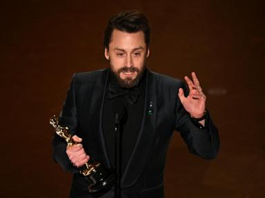 Kieran Culkin delivers speech about having 4 kids with wife Jazz after Oscar win