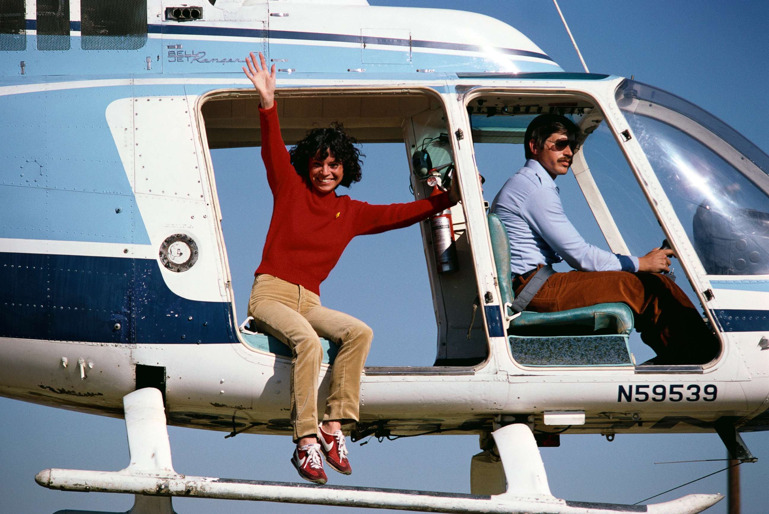 PHOTO: Stunt performer Kitty O'Neil waves from a helicopter before jumping while doubling for Lynda Carter in the show "Wonder Woman", circa 1979.