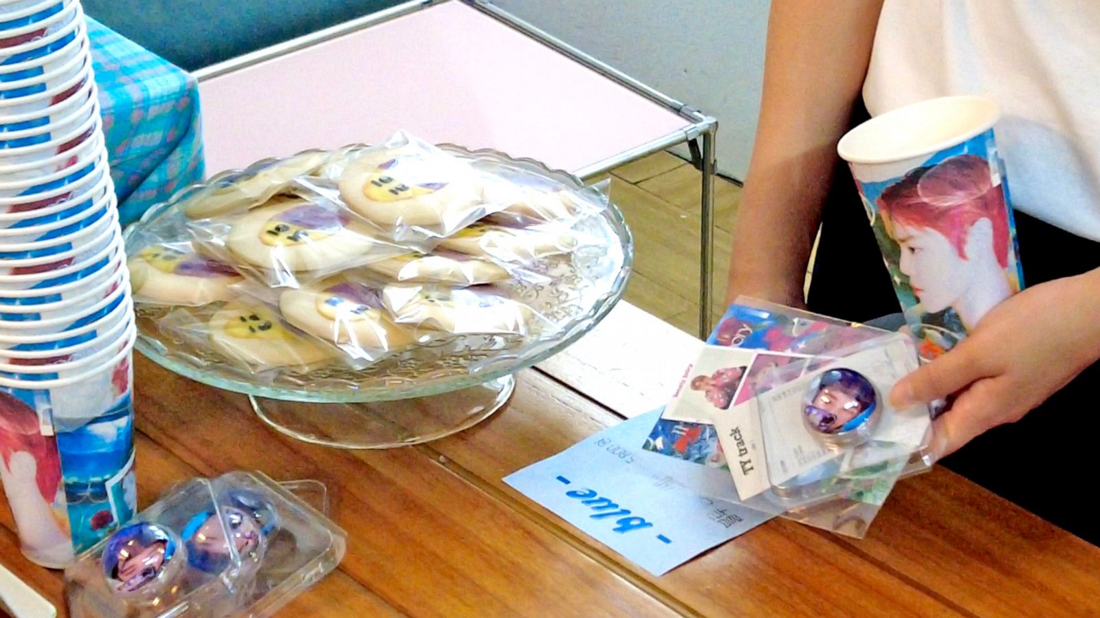 PHOTO: A fan collects Taeyong goodies at the birthday cafe counter.