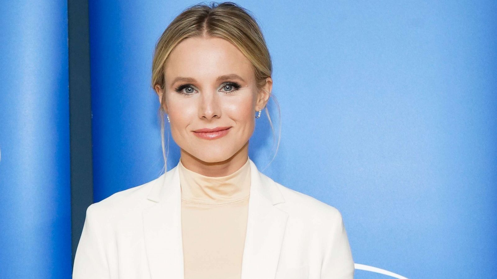 Kristen Bell is fulfilling teachers' wish lists with school supplies - Good  Morning America