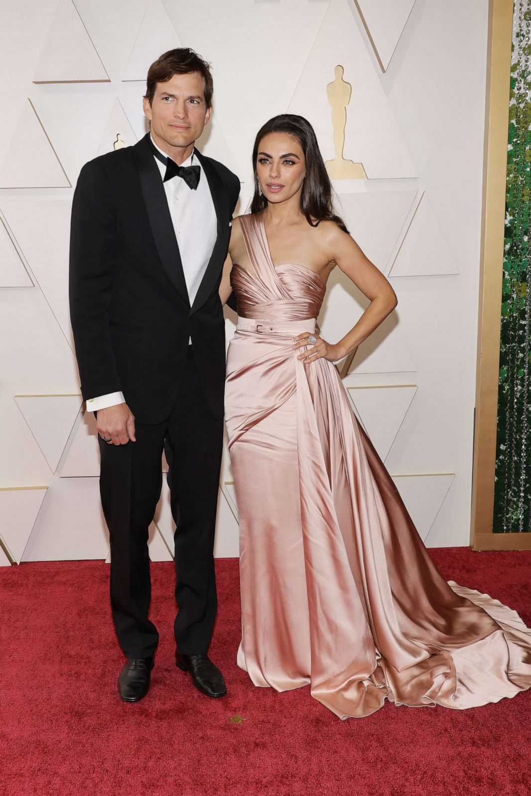 PHOTO: Ashton Kutcher and Mila Kunis attend the 94th Annual Academy Awards at Hollywood and Highland on March 27, 2022 in Hollywood, California. PHOTO: Ashton Kutcher and Mila Kunis attend the 94th Annual Academy Awards at Hollywood and Highland on March 27, 2022 in Hollywood, California.