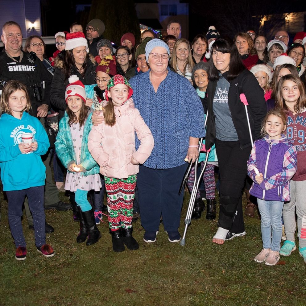 VIDEO: Students surprise teacher fighting cancer with Christmas carols on her front lawn