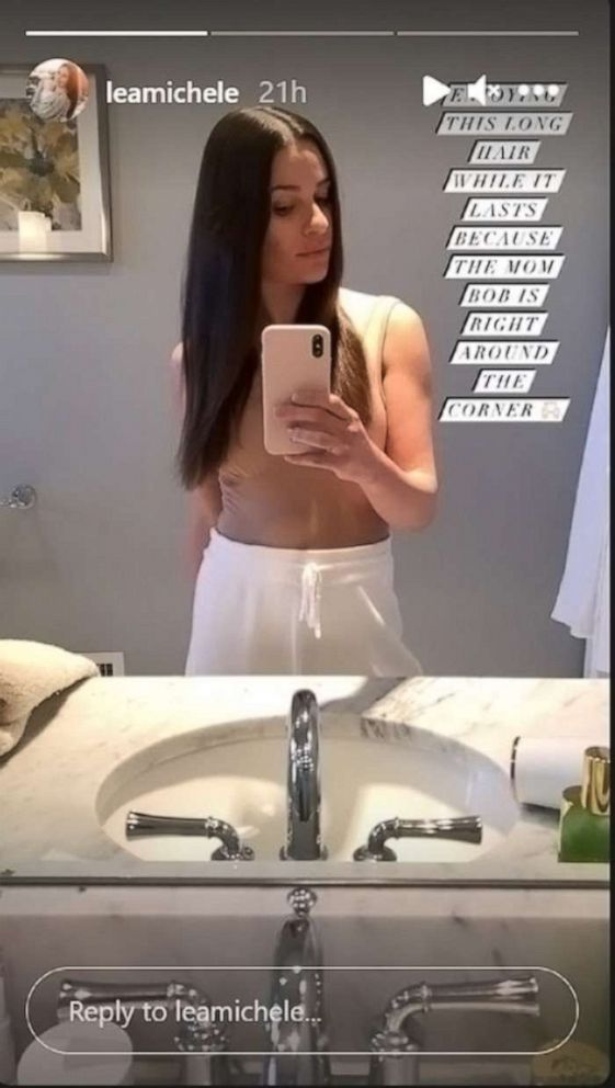 PHOTO: Lea Michele pega uma fotografia em frente ao espelho nesta imagem que ela postou numa história na sua conta Instagram discutindo perda de cabelo pós-parto.