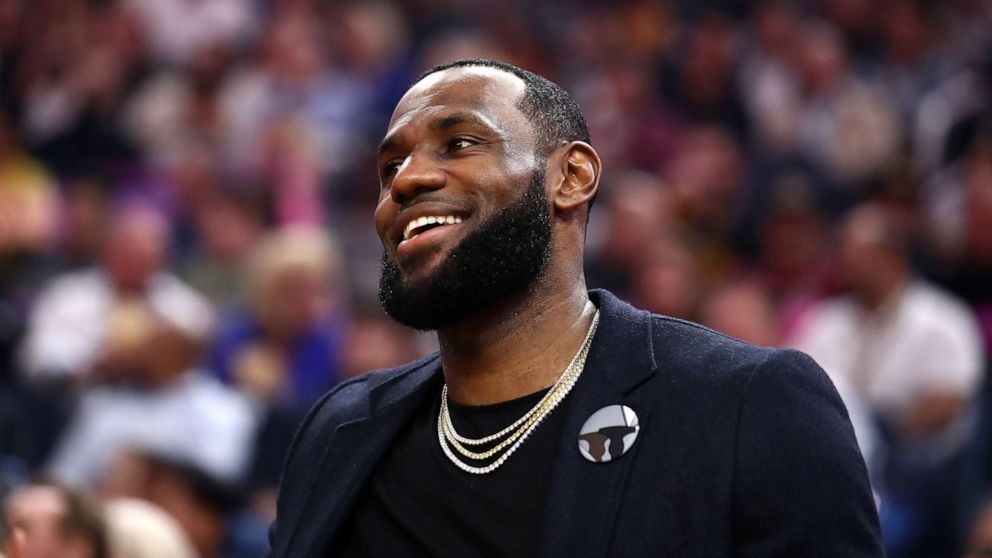LeBron James saves candid take on Magic Johnson for his own show - Yahoo  Sports