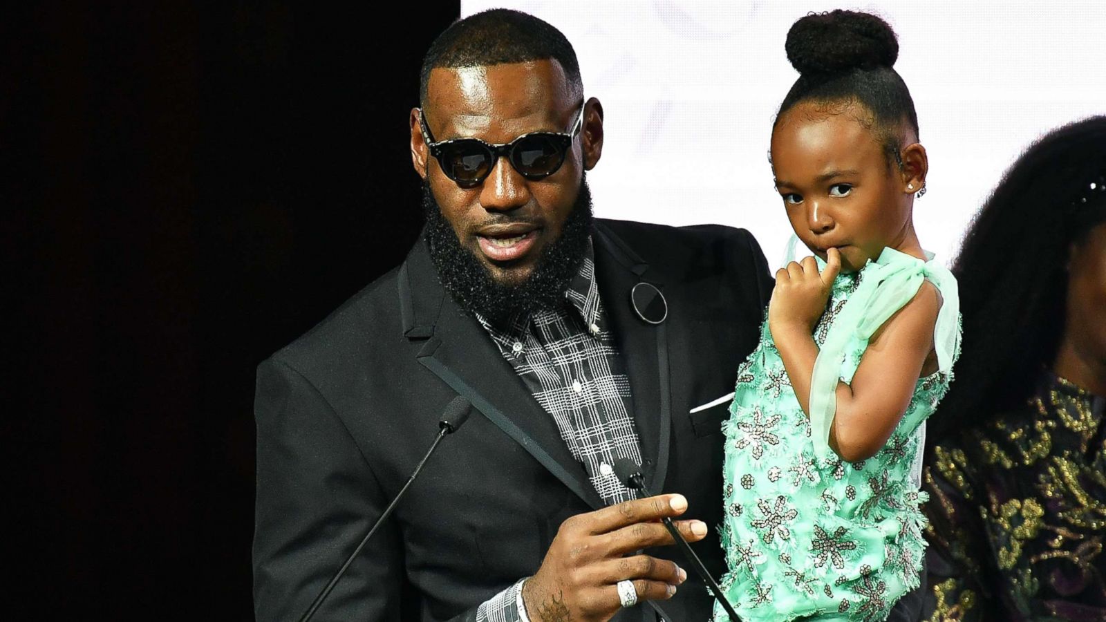 LeBron James Is a Proud Dad During Daughter Zhuri's Volleyball Game - MMC  MARKET