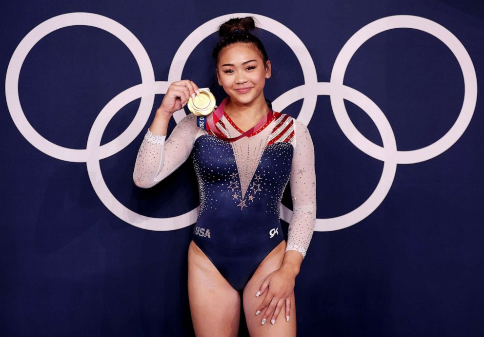  fotografie: Sunisa Lee pozează cu medalia olimpică de aur, 29 iulie 2021, la Tokyo, Japonia.