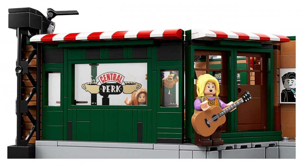 Lego 21319 ideas central perk friends tv show series with iconic cafe studio and 7 discount minifigures 25th anniversary collectors set