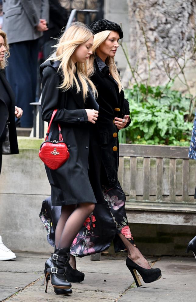 PHOTO: Lila Moss and Kate Moss attend the Memorial Service for Dame Vivienne Westwood at Southwark Cathedral on February 16, 2023 in London.