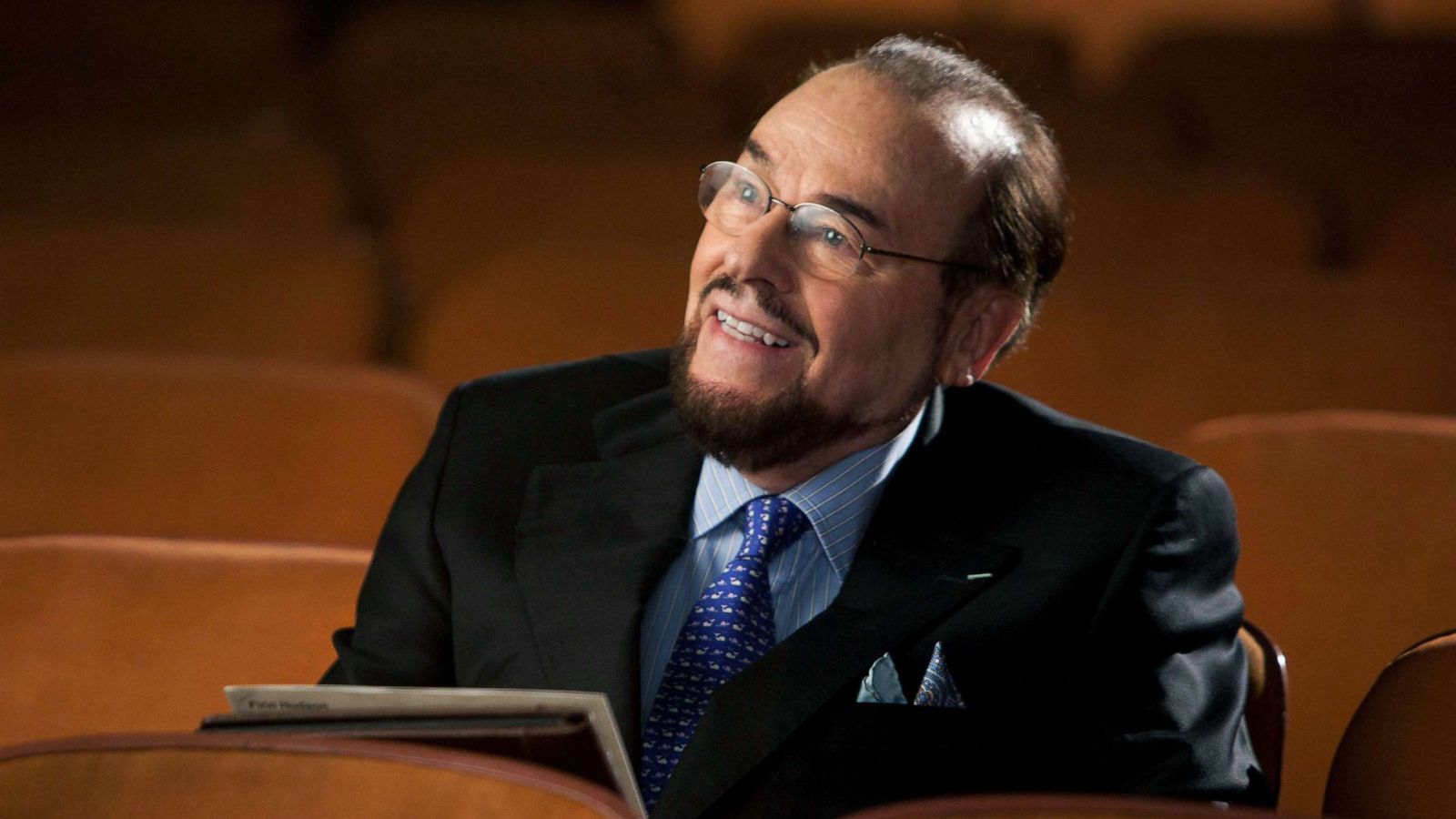 PHOTO: James Lipton guest-stars as himself on "GLEE."