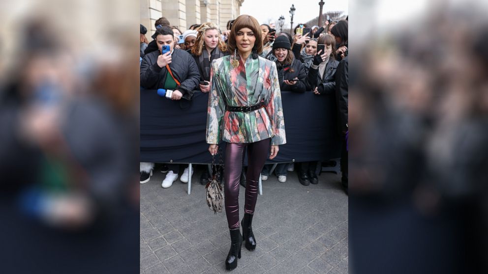 Lisa Rinna shows off new bowl cut during Paris Fashion Week - Good Morning  America