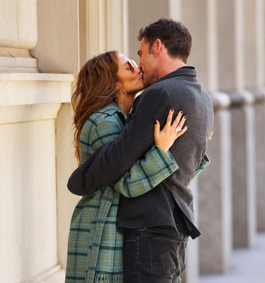 PHOTO: Jennifer Lopez and Ben Affleck kiss in New York City, Sept. 26, 2021.
