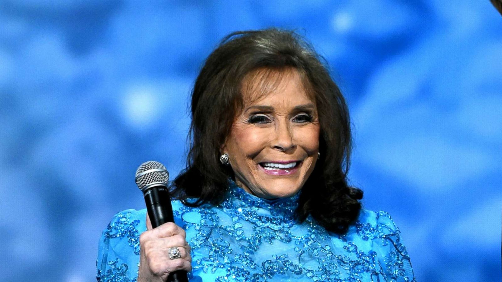 PHOTO: Loretta Lynn performs on stage during the CMA 2016 Country Christmas, Nov. 8, 2016 in Nashville, Tenn.