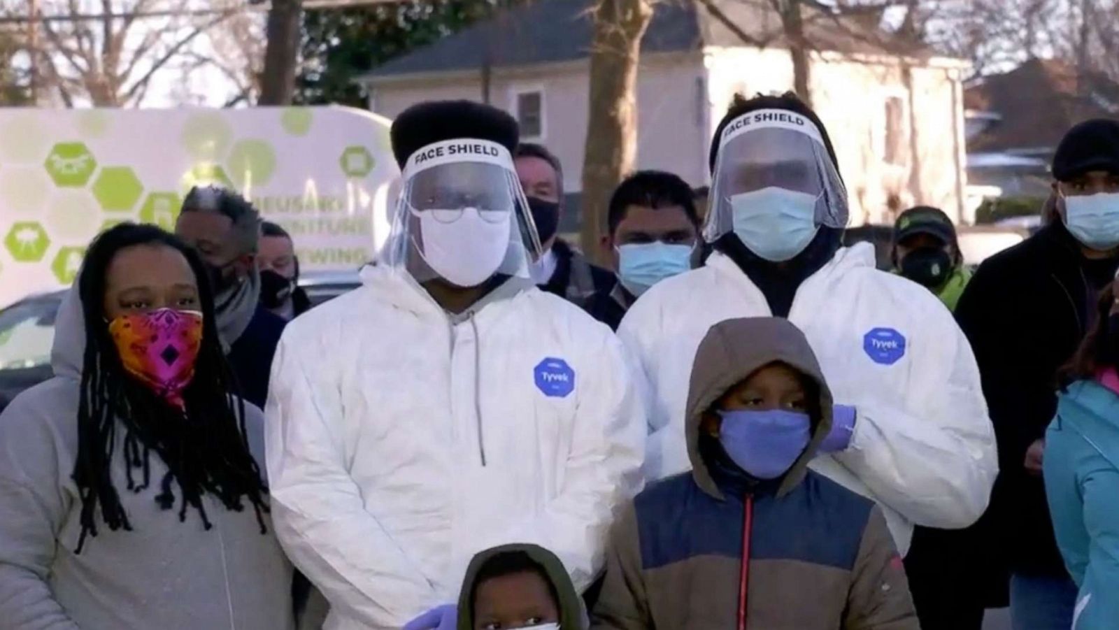 PHOTO: Lovonte and Jordon Adams are joined by family and friends for a surprise on "GMA."